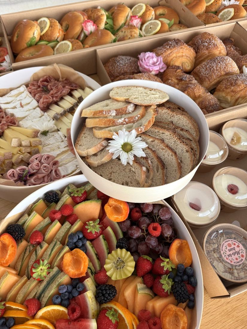 Buffet gourmand et fruits frais