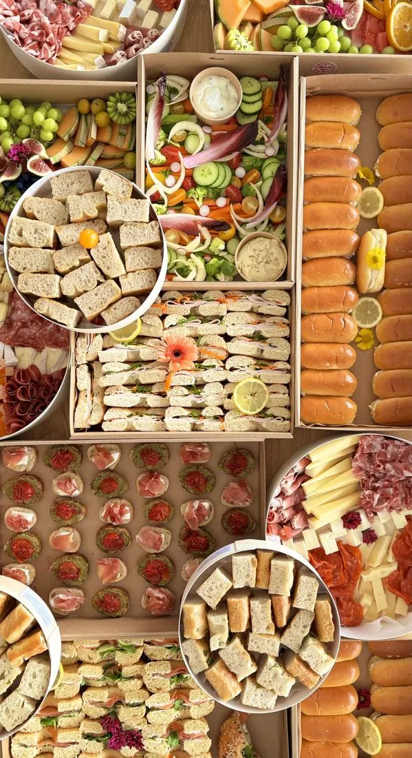 Buffet chaud et froid préparé pour un événement
